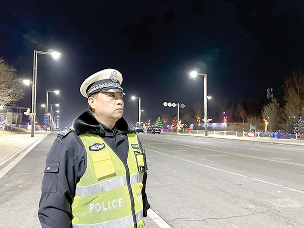 春節期間交警堅守崗位，全力保障道路交通安全與暢通
